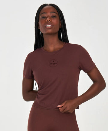 T-Shirt Cropped Essentials Marrom Alto Giro