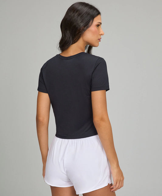 T-shirt Cropped Essentials Preto Alto Giro