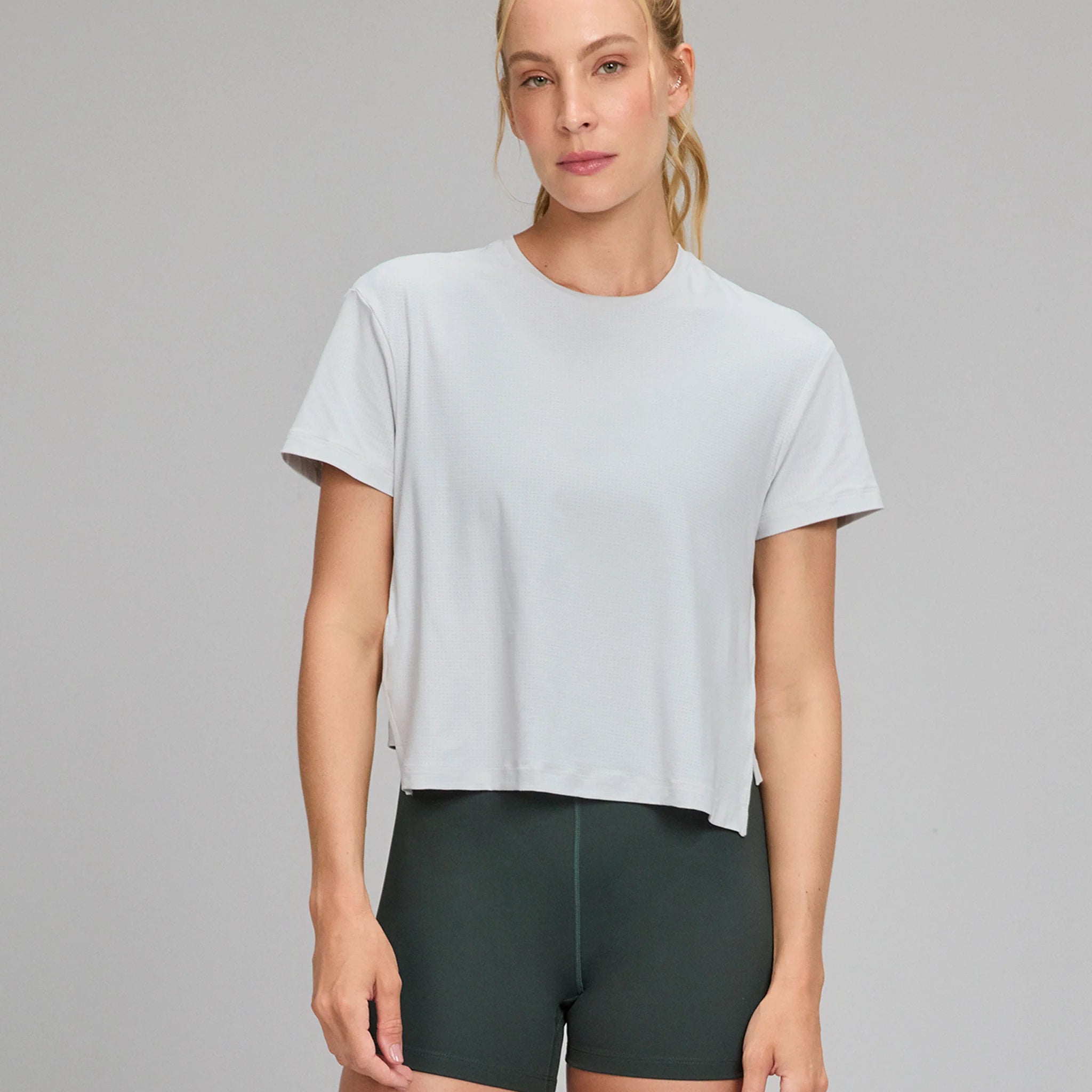 T-shirt Dry Abertura Lateral Cinza Nevoa Alto Giro