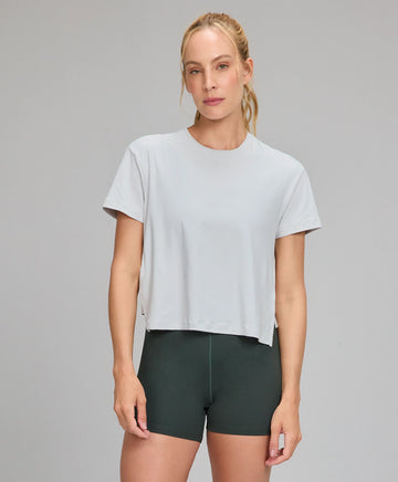 T-shirt Dry Abertura Lateral Cinza Nevoa Alto Giro