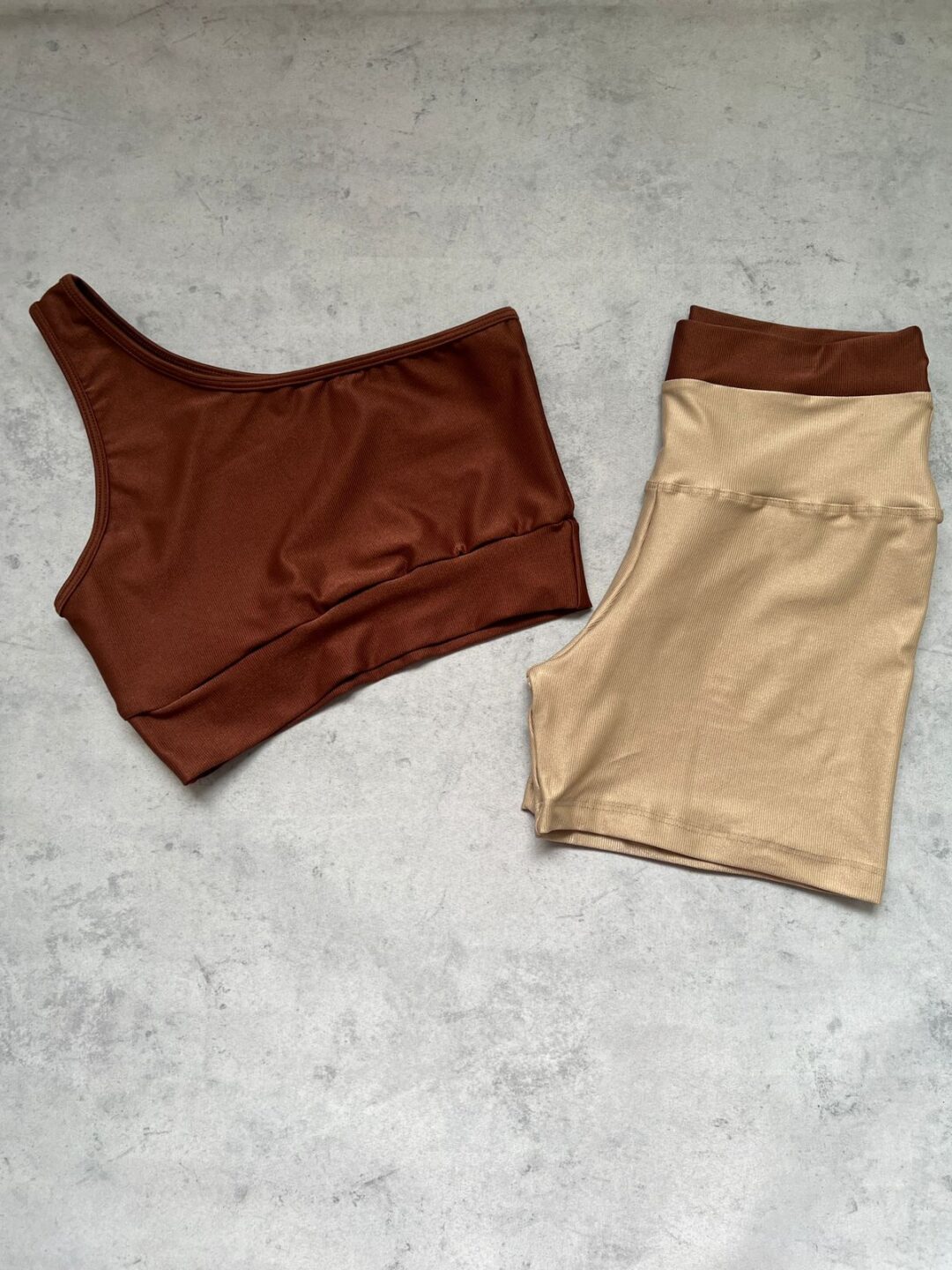 Conjunto Top e Shorts Ombro Só Marrom/Bege