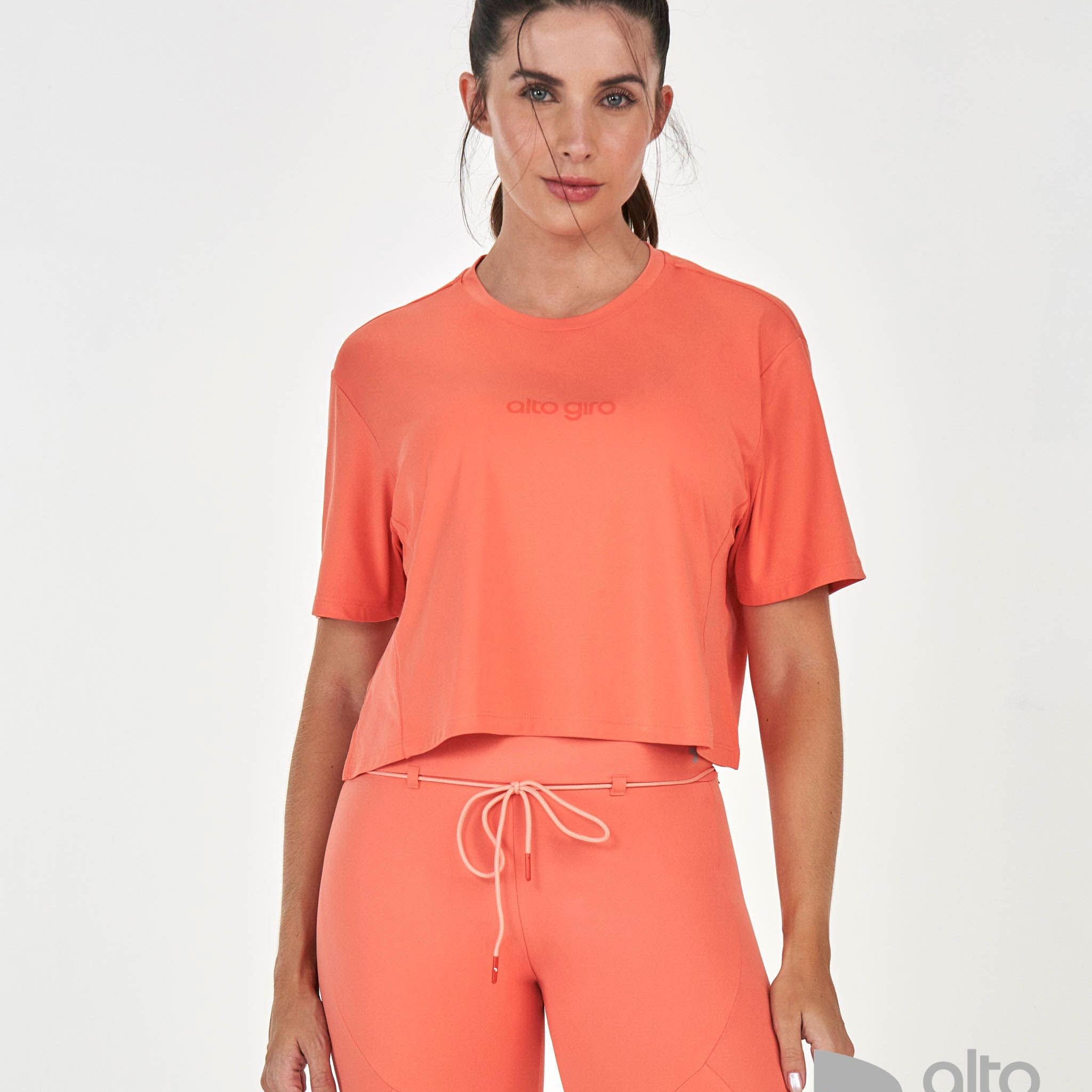 T-Shirt Cropped com Recortes Coral Alto Giro