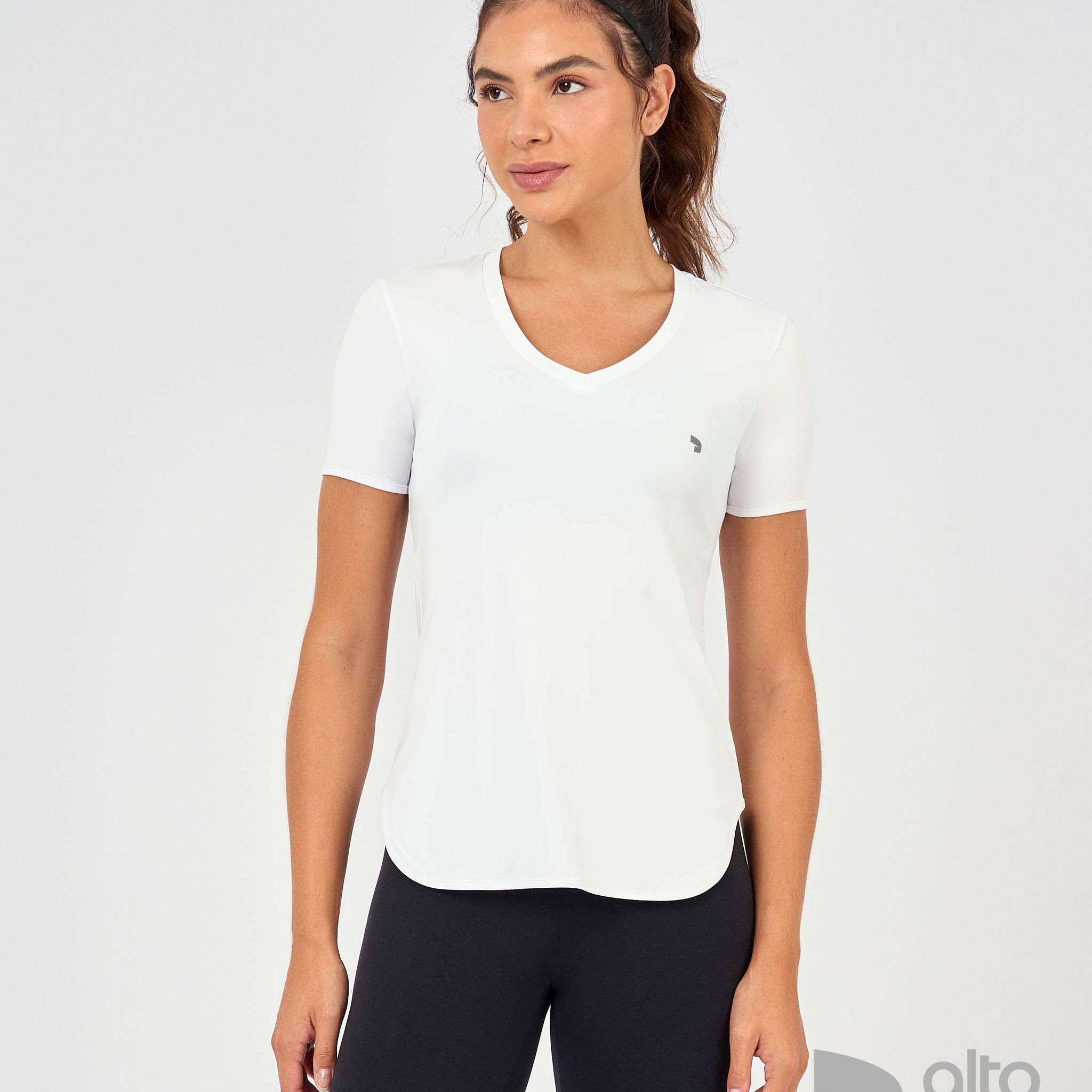 T-Shirt Skin Fit Alongada Branco Alto Giro