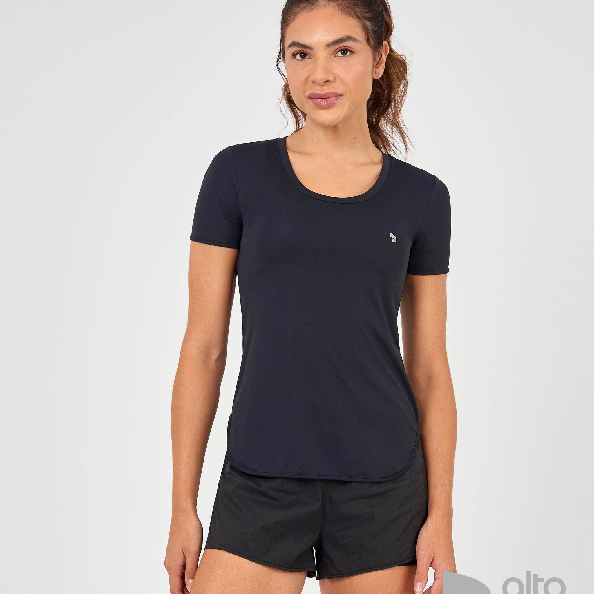 T-shirt Skin Fit Alongada Preto Alto Giro