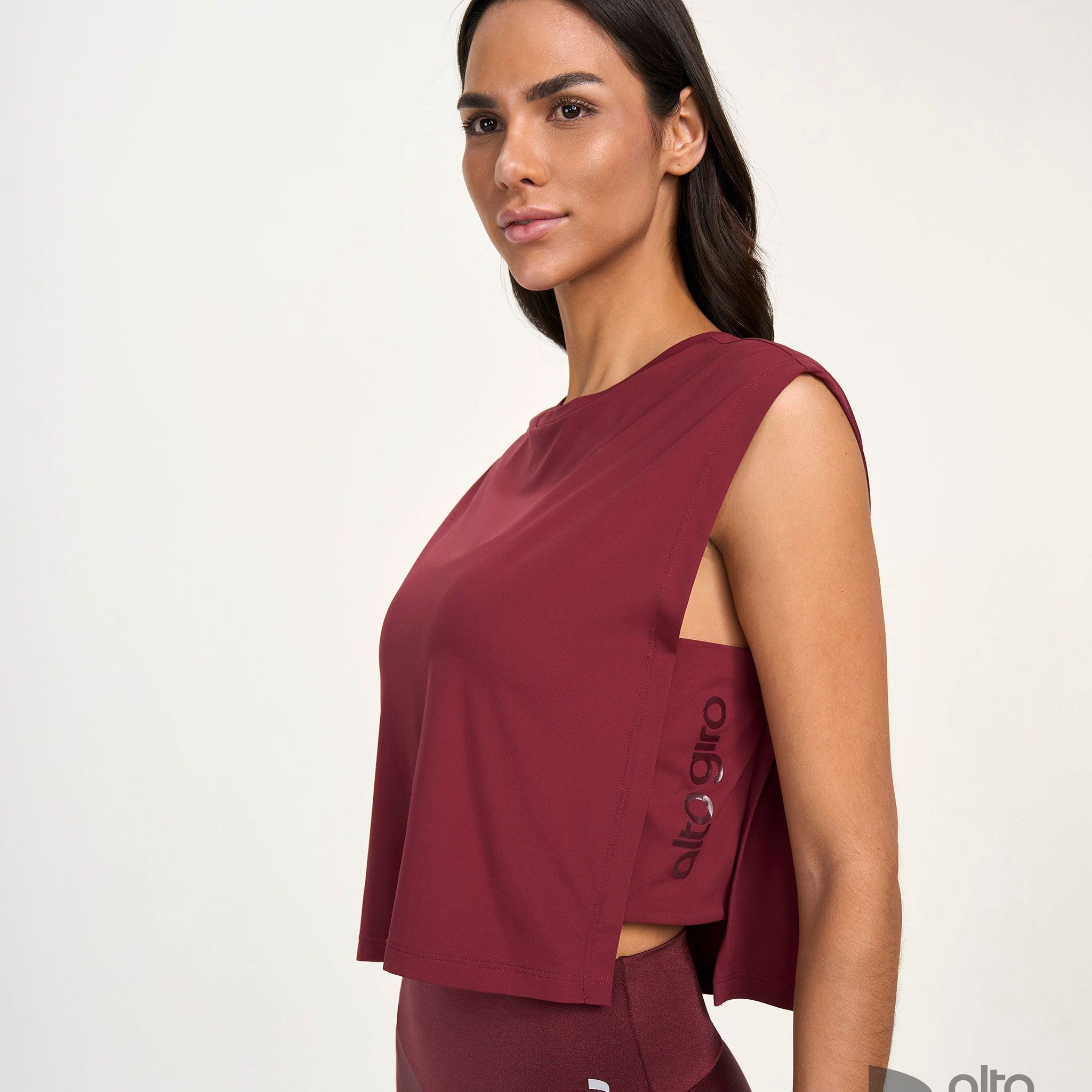 Regata Ampla Sobreposicao Vermelho Tinto Alto Giro